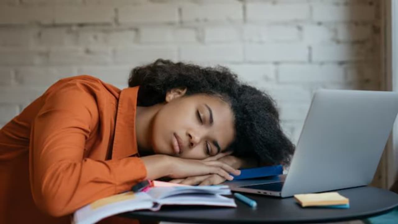 প্রতিদিন একই সময়ে খাওয়া ঘুমের অভ্যাস করুন প্রতিদিন একই সময়ে খাওয়া ঘুমের অভ্যাস করুন