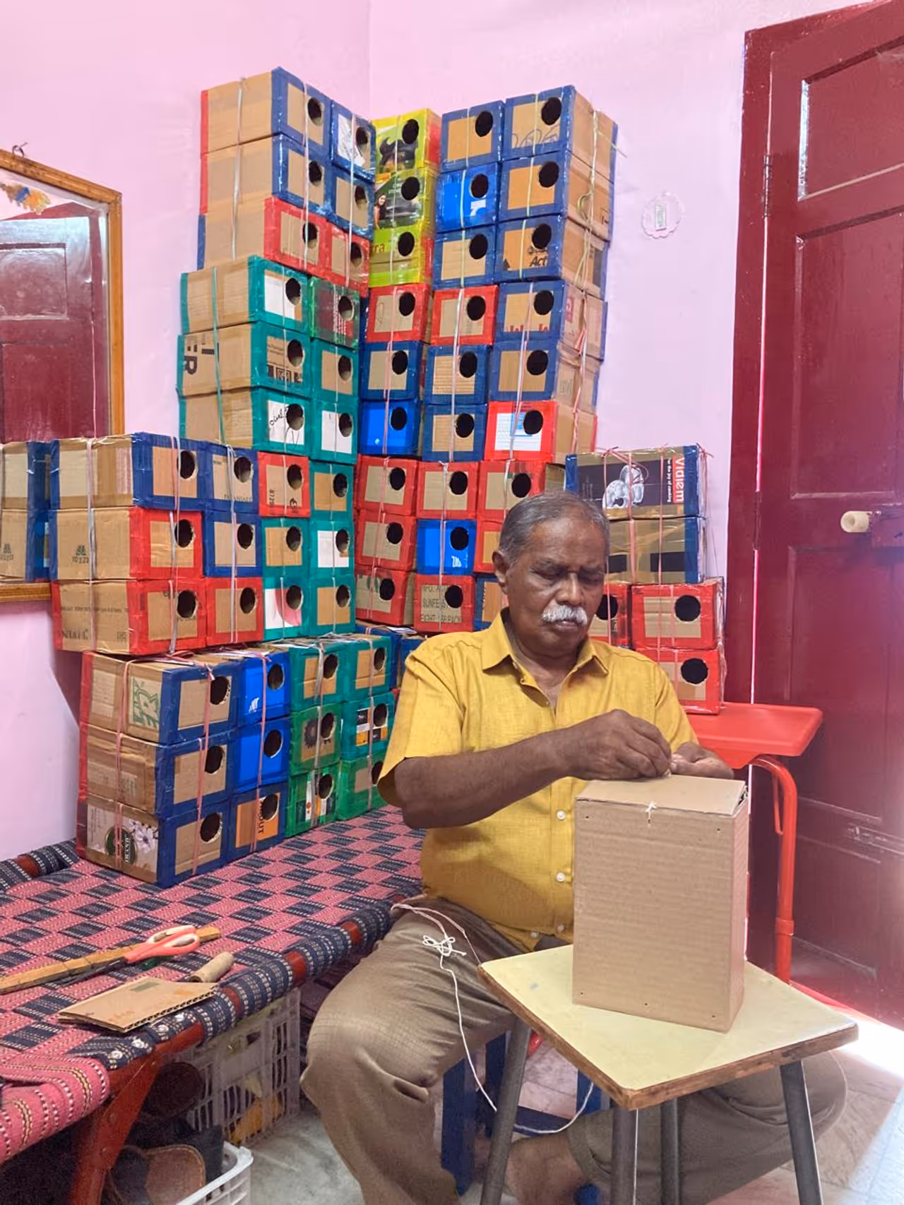 கிரிக்கெட் மூர்த்தி குருவிக் கூடு செய்யும் பணியின் போது