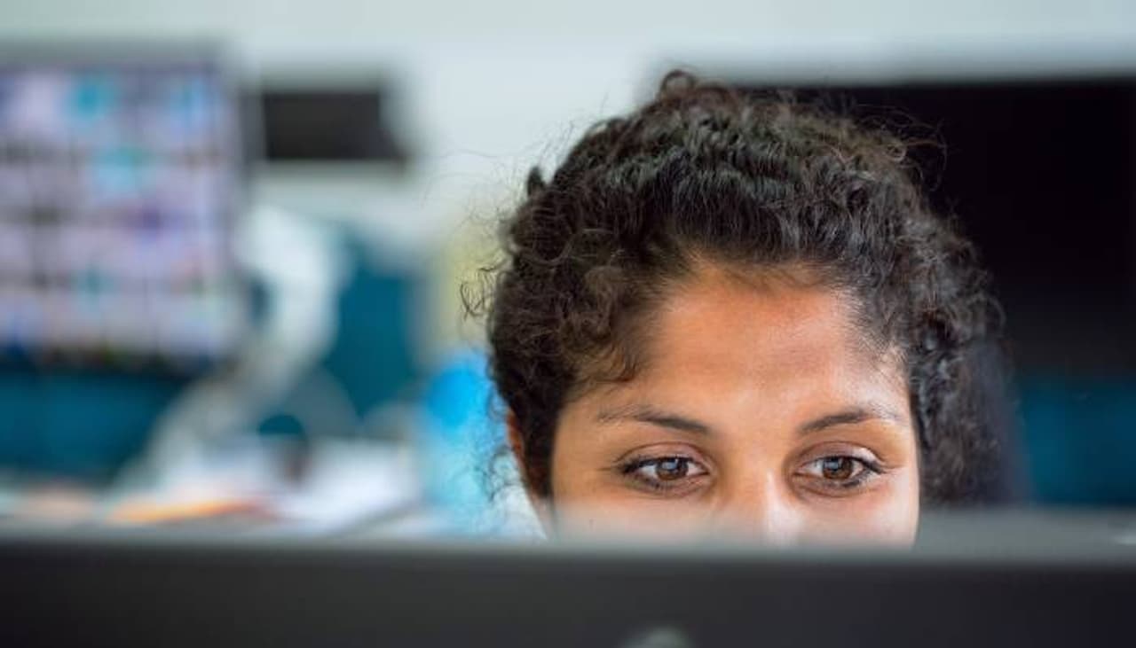 কোনও মহিলা যদি সন্তানের যত্ন নেওয়ার জন্য চাকরি ছাড়েন, তাহলে স্বামীর কাছ থেকে খোরপোশ দাবি করতে পারেন কোনও মহিলা যদি সন্তানের যত্ন নেওয়ার জন্য চাকরি ছাড়েন, তাহলে স্বামীর কাছ থেকে খোরপোশ দাবি করতে পারেন