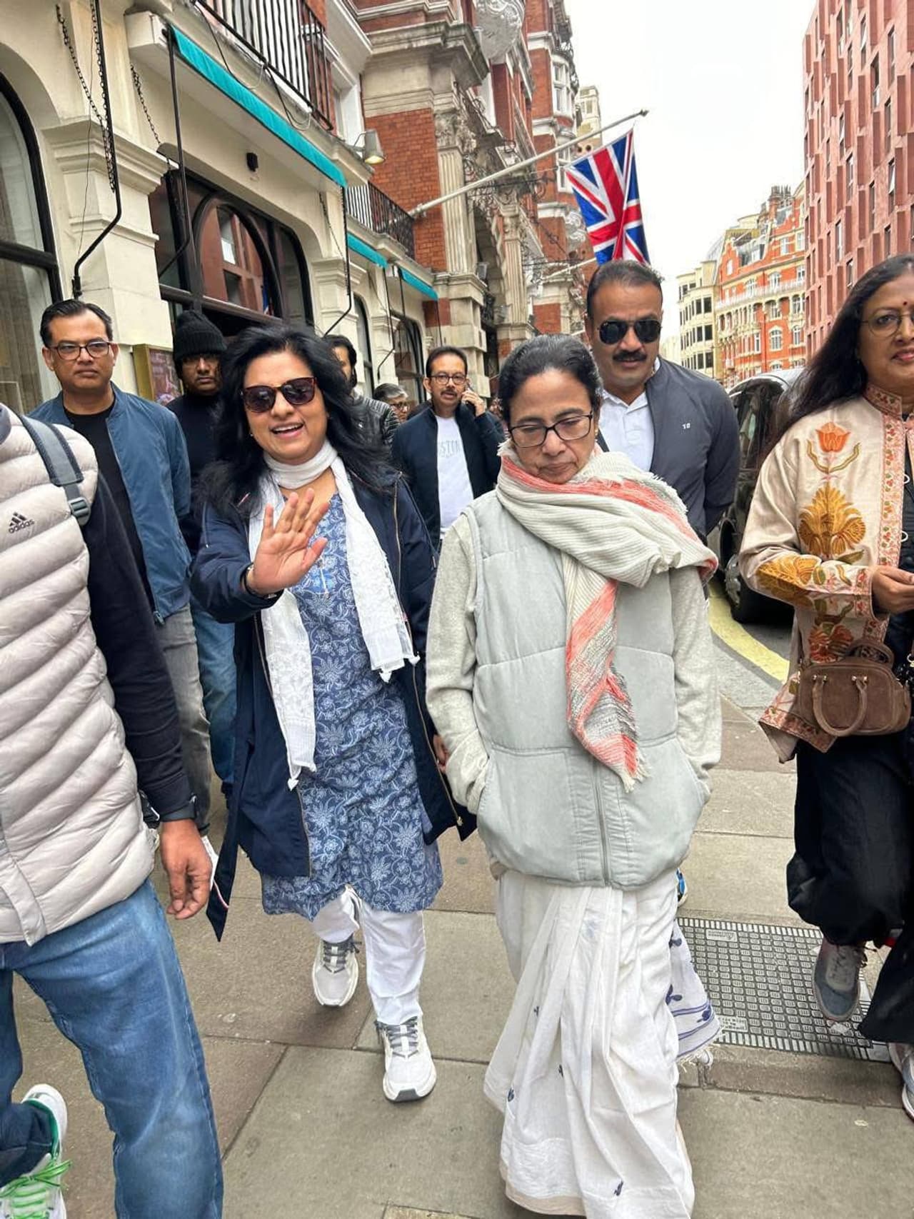 হাঁটতে ভালোবাসেন মুখ্যমন্ত্রী মমতা বন্দ্যোপাধ্যায় হাঁটতে ভালোবাসেন মুখ্যমন্ত্রী মমতা বন্দ্যোপাধ্যায়