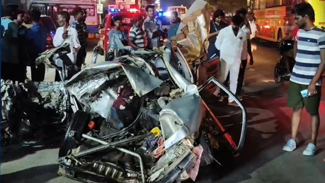 குடும்பத்துடன் காரில் மதுரை திரும்பிய போது விபத்து