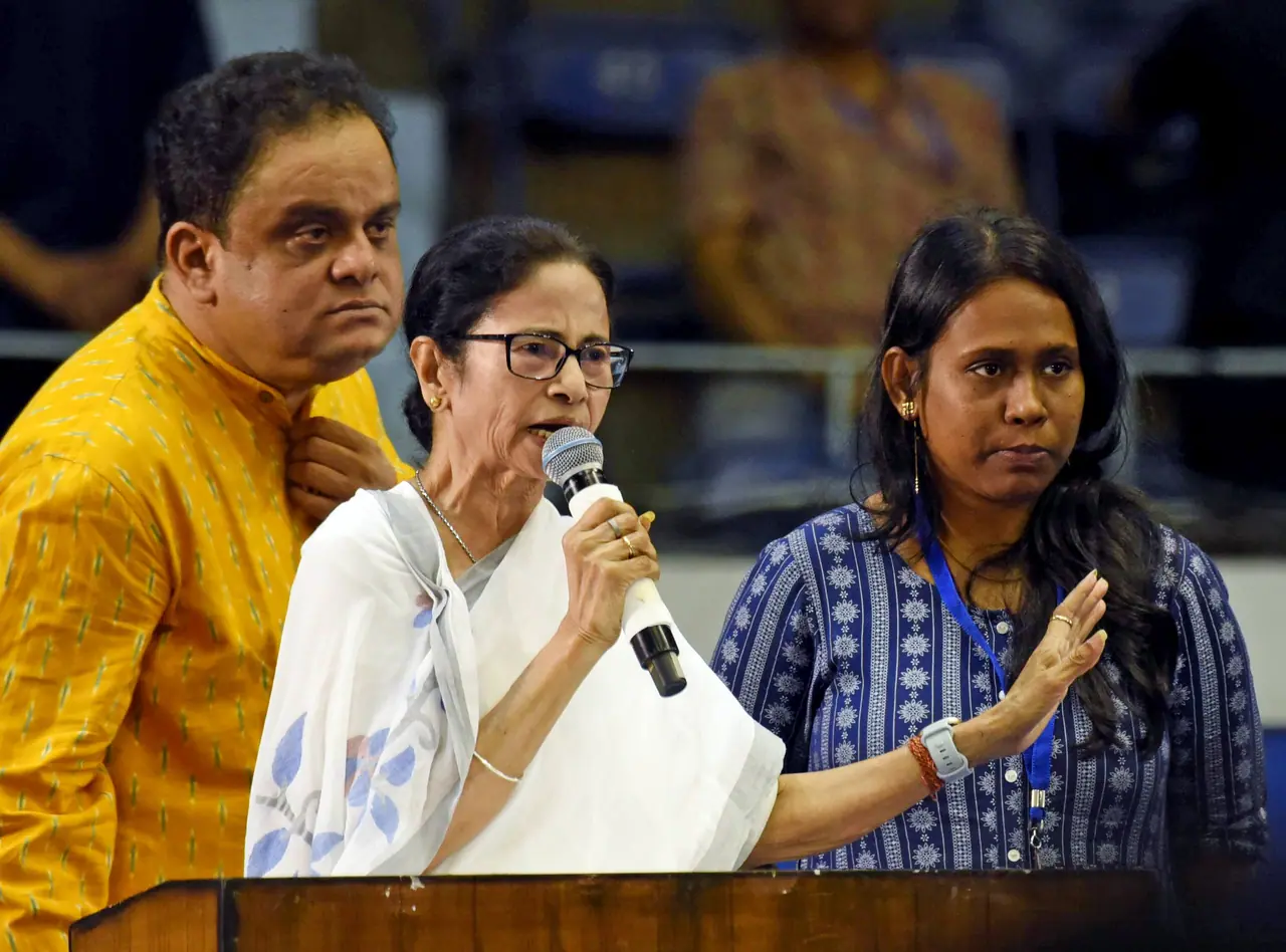 মুখ্যমন্ত্রী মমতার বিরুদ্ধে আদালত অবমাননার অভিযোগ