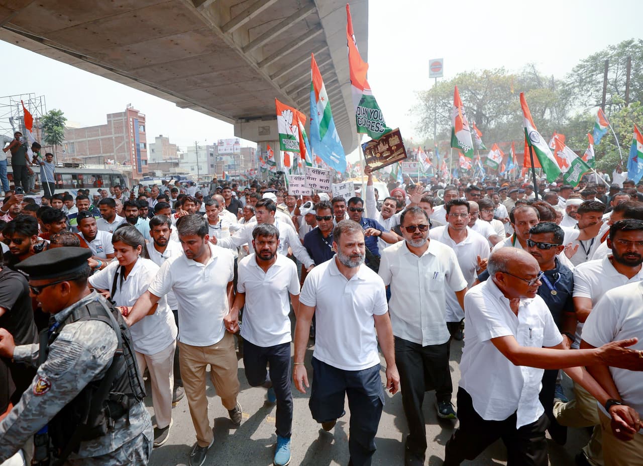 बिहार में पलायन रोको नौकरी दो रैली में राहुल गांधी... बिहार में पलायन रोको नौकरी दो रैली में राहुल गांधी...