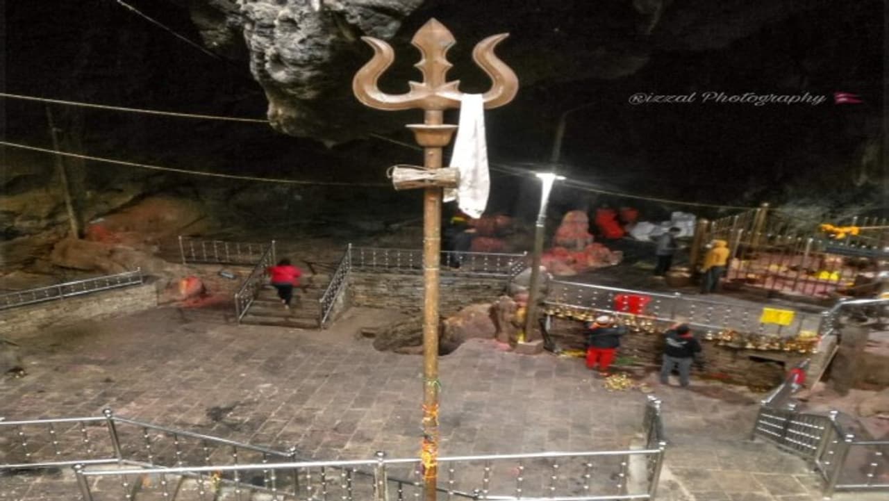 लोहे का त्रिशूल से छेदा जाता है गाल, नहीं निकलता खून