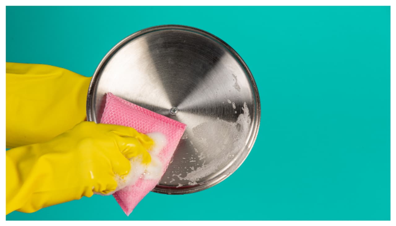 How to Clean Smelly Utensils