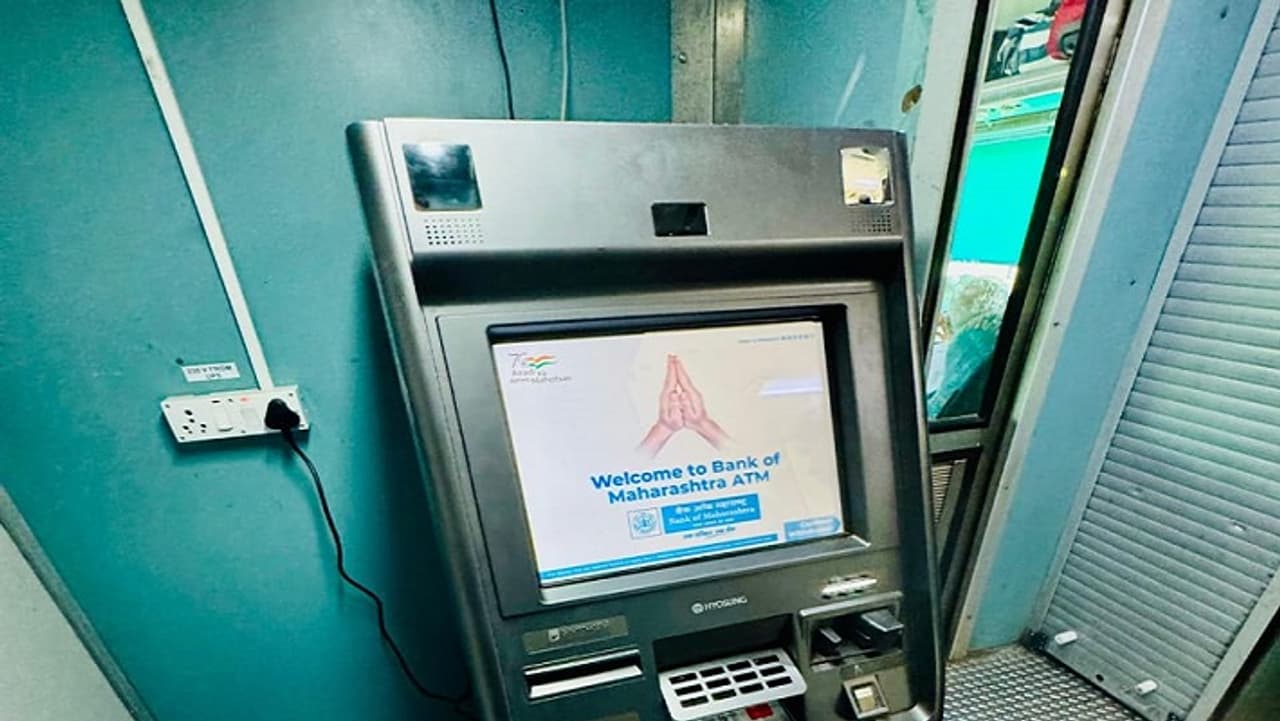 अब ट्रेन में भी निकाल सकेंगे कैश अब ट्रेन में भी निकाल सकेंगे कैश