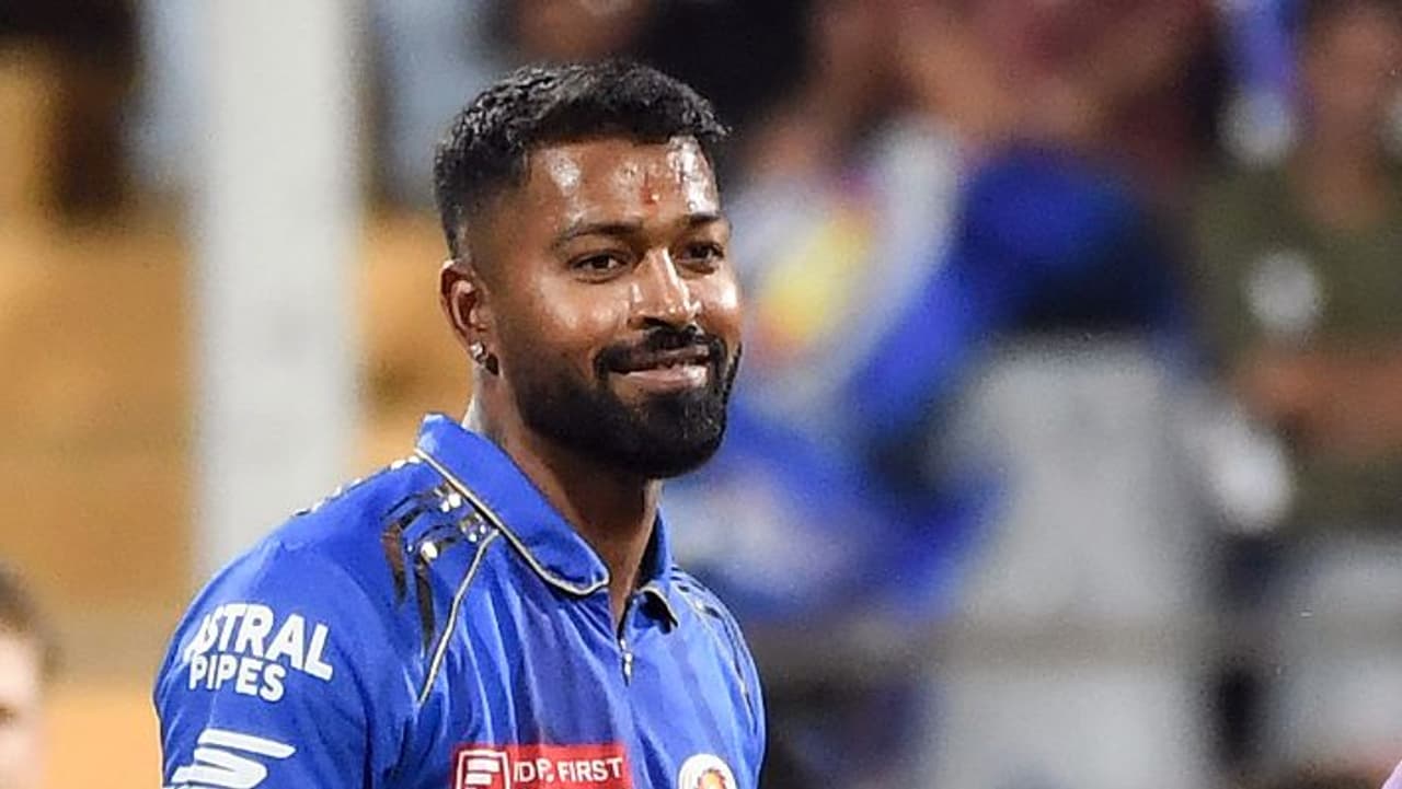 टॉस जीतकर हार्दिक ने गेंदबाजी चुनी टॉस जीतकर हार्दिक ने गेंदबाजी चुनी