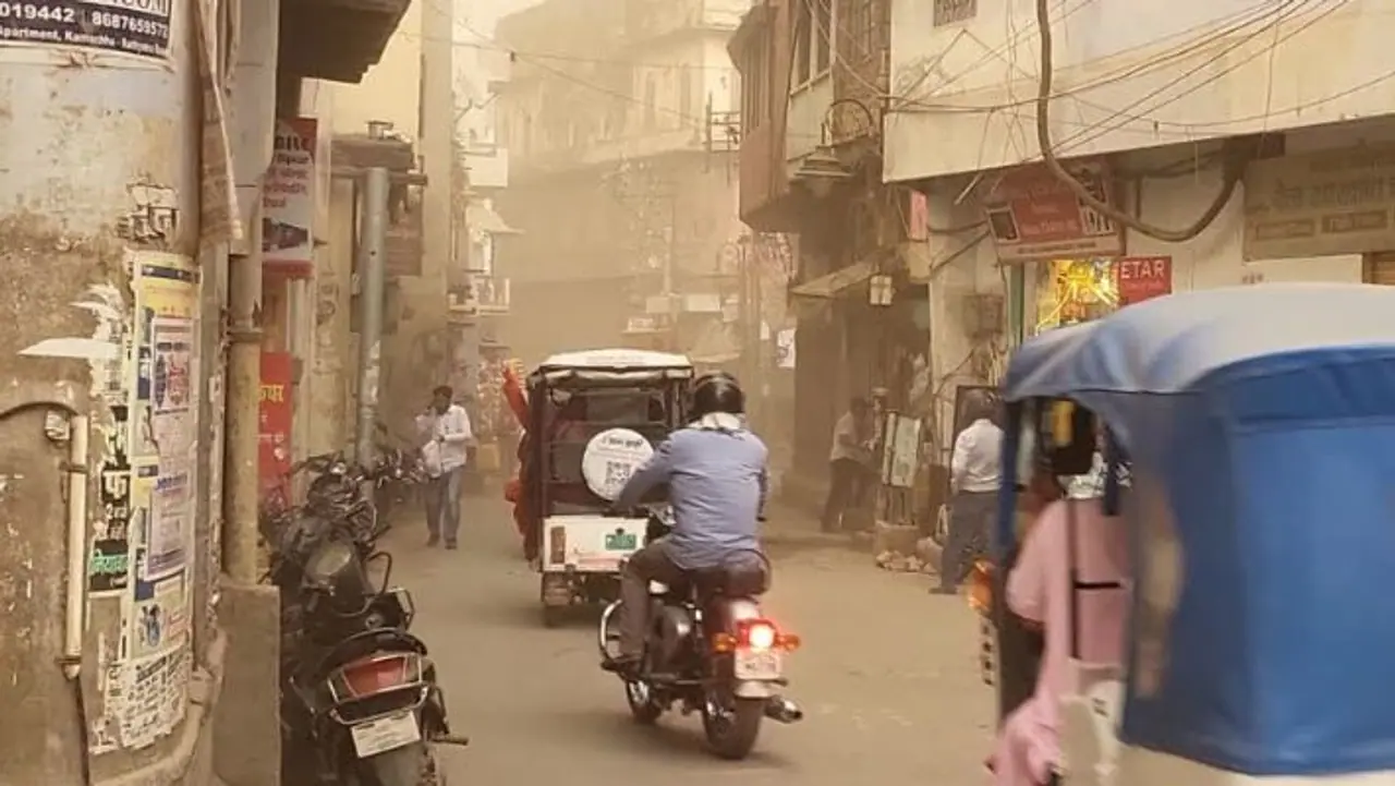  45 डिग्री तापमान के बीच यूपी में बारिश का कहर