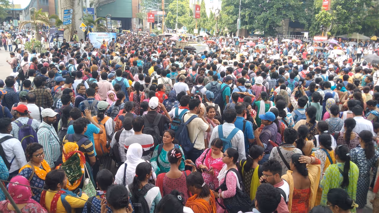চাকরিহারা শিক্ষকদের বিক্ষোভ চাকরিহারা শিক্ষকদের বিক্ষোভ