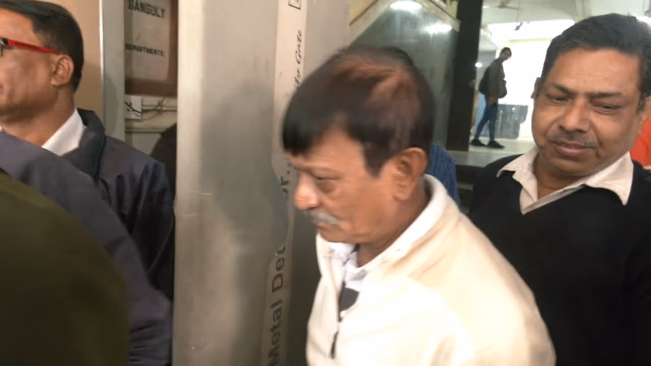  স্বস্তিতে কালীঘাটের কাকু! 