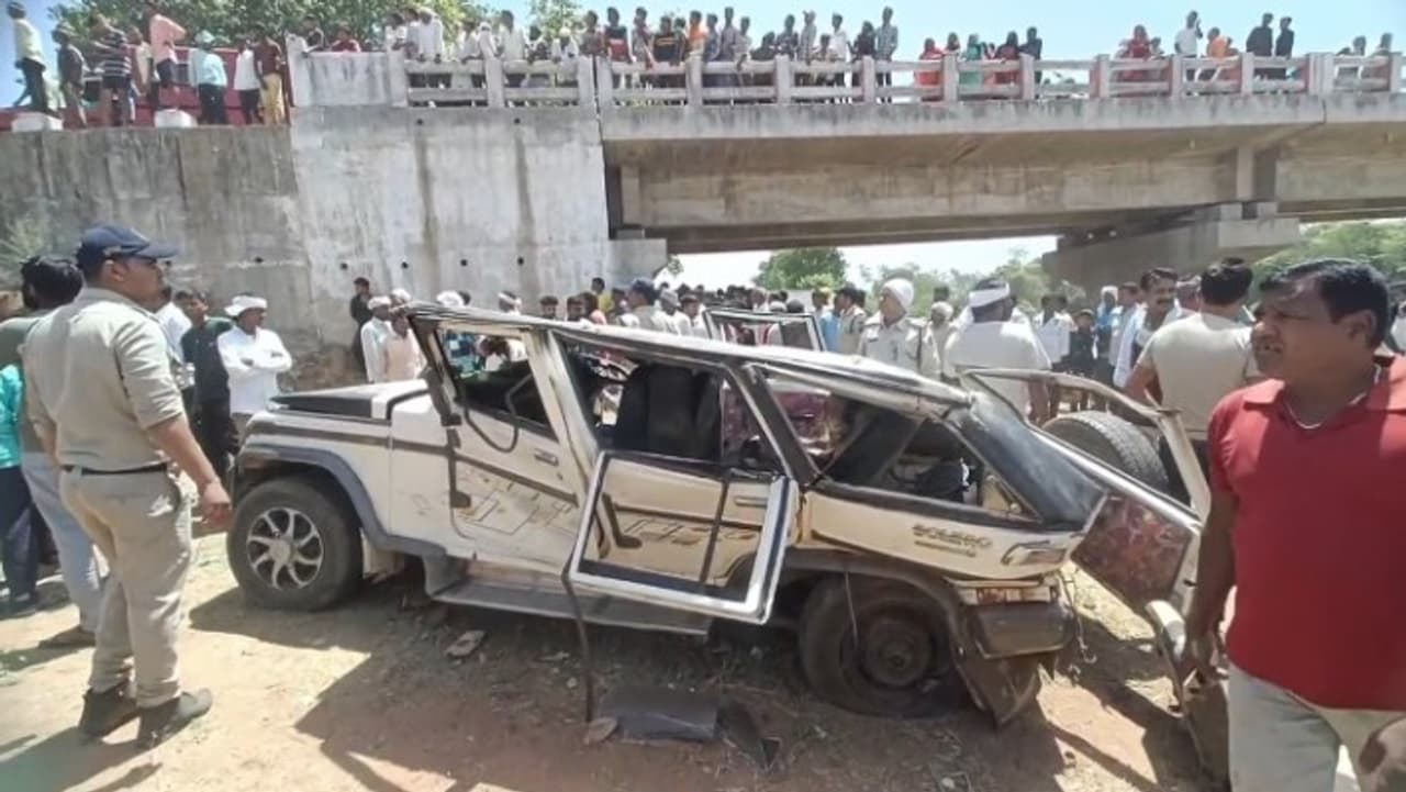 मध्य प्रदेश में दर्दनाक सड़क हादसा, पुल से गिरा बोलेरो