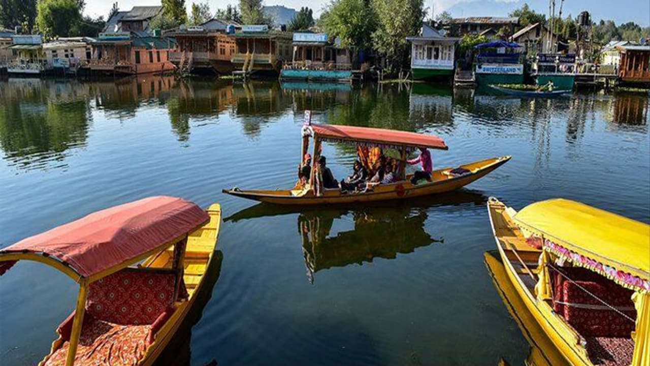 कश्मीर में टूरिस्ट इंडस्ट्री को लगेगा तगड़ा झटका कश्मीर में टूरिस्ट इंडस्ट्री को लगेगा तगड़ा झटका