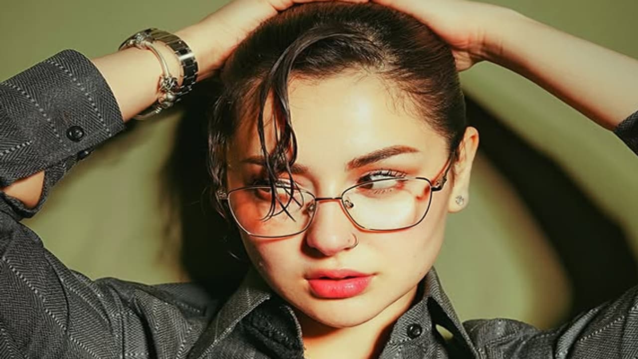 পাক অভিনেত্রীর বলিউড সফর থমকে! পাক অভিনেত্রীর বলিউড সফর থমকে!