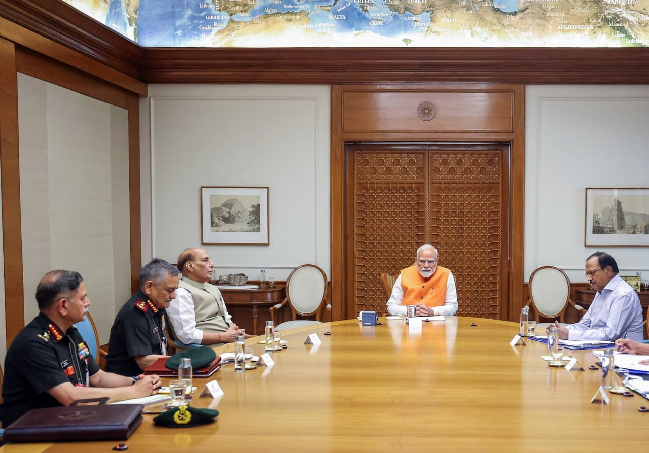 মোদীর নেতৃত্বে বৈঠক