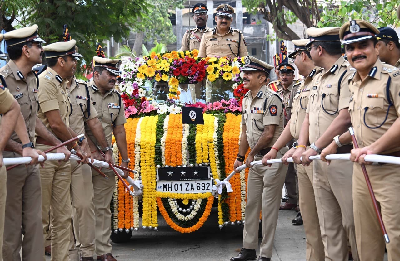 मोठ्या संख्येने पोलिस अधिकारी, कर्मचारी उपस्थित होते. मोठ्या संख्येने पोलिस अधिकारी, कर्मचारी उपस्थित होते.