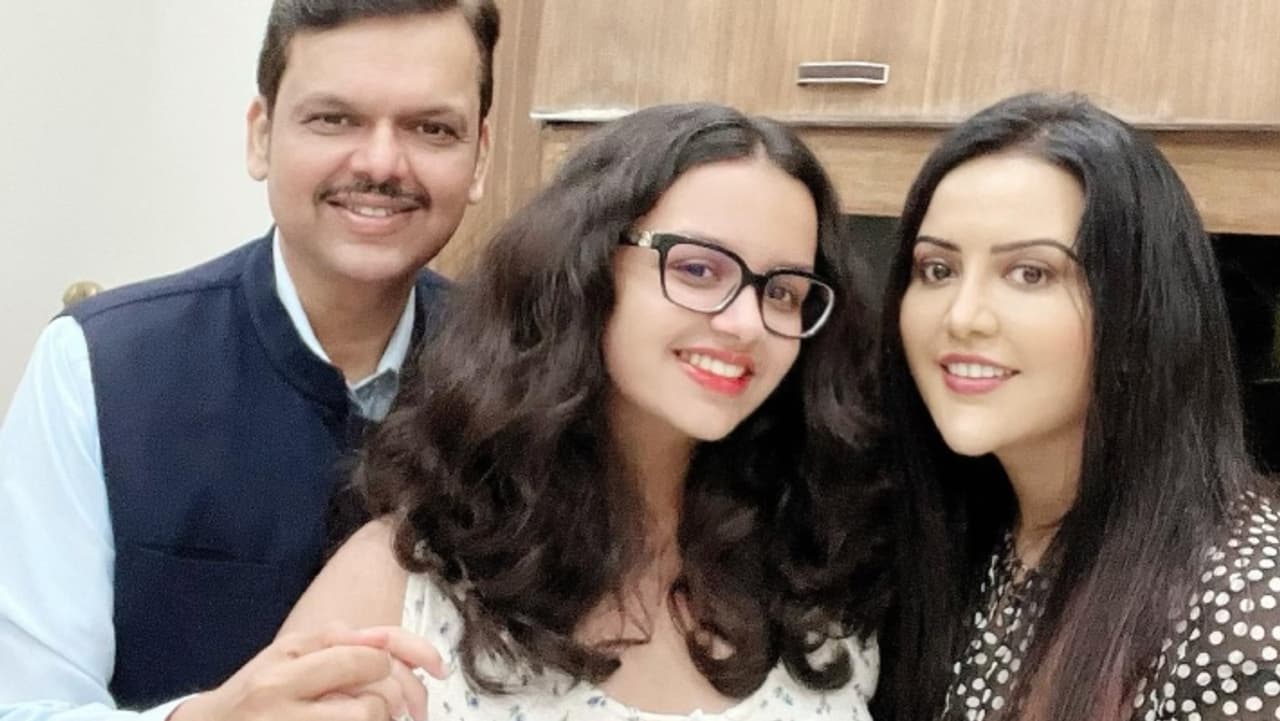 महाराष्ट्र CM देवेंद्र फडणवीस की टैलेंटेड बेटी दिविजा फडणवीस