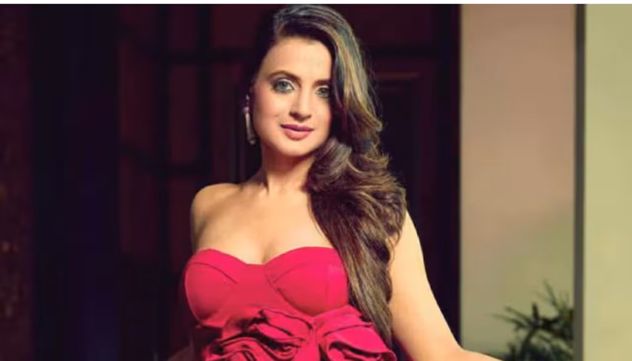 అమీషా పటేల్ ఇంకా సింగిల్