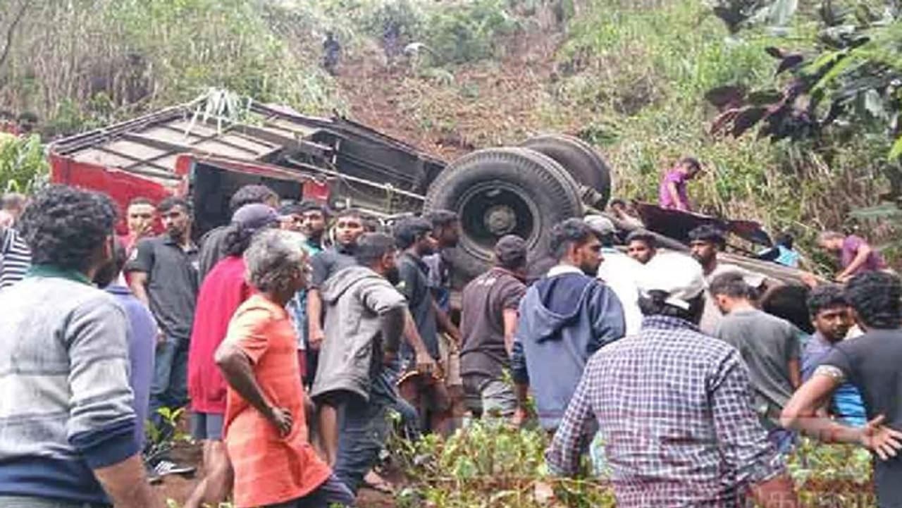 75 பயணிகளுடன் சென்ற பேருந்து விபத்து 75 பயணிகளுடன் சென்ற பேருந்து விபத்து