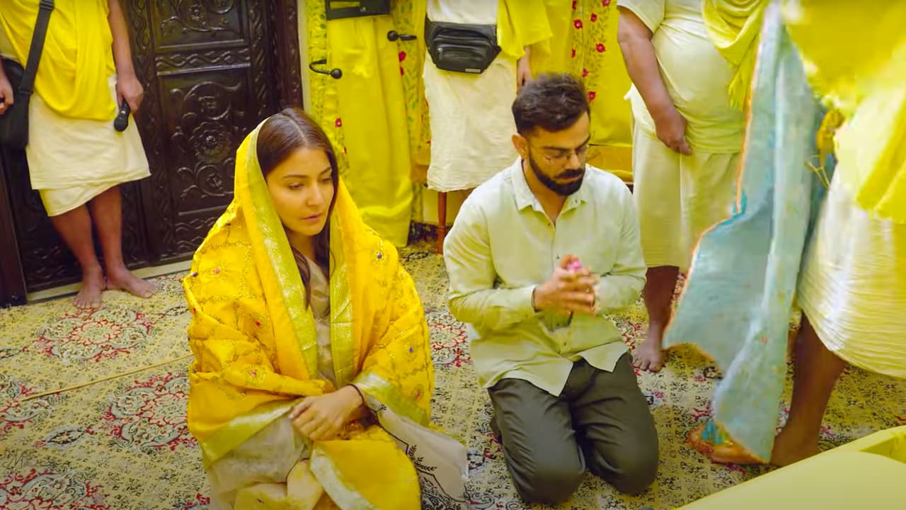 संन्यास के बाद पहली झलक: विराट अनुष्का पहुंचे वृंदावन संन्यास के बाद पहली झलक: विराट अनुष्का पहुंचे वृंदावन