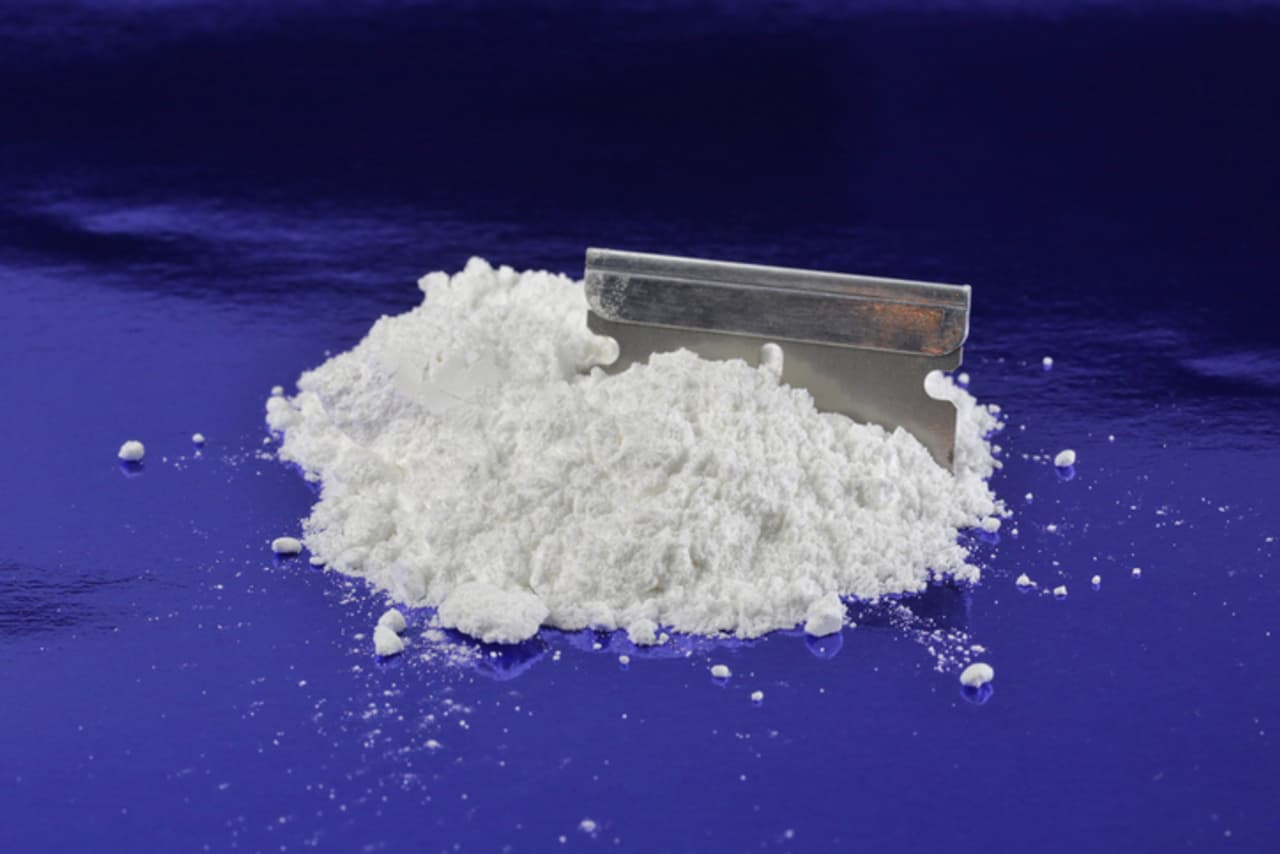 1. ऑन कैमरा ड्रग्स ले रहा था पुलिस का जवान, वीडियो वायरल 1. ऑन कैमरा ड्रग्स ले रहा था पुलिस का जवान, वीडियो वायरल