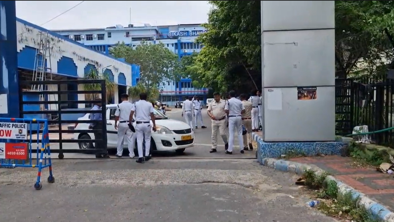 'যোগ্য' চাকরিহারাদের বিকাশ ভবন অভিযান 