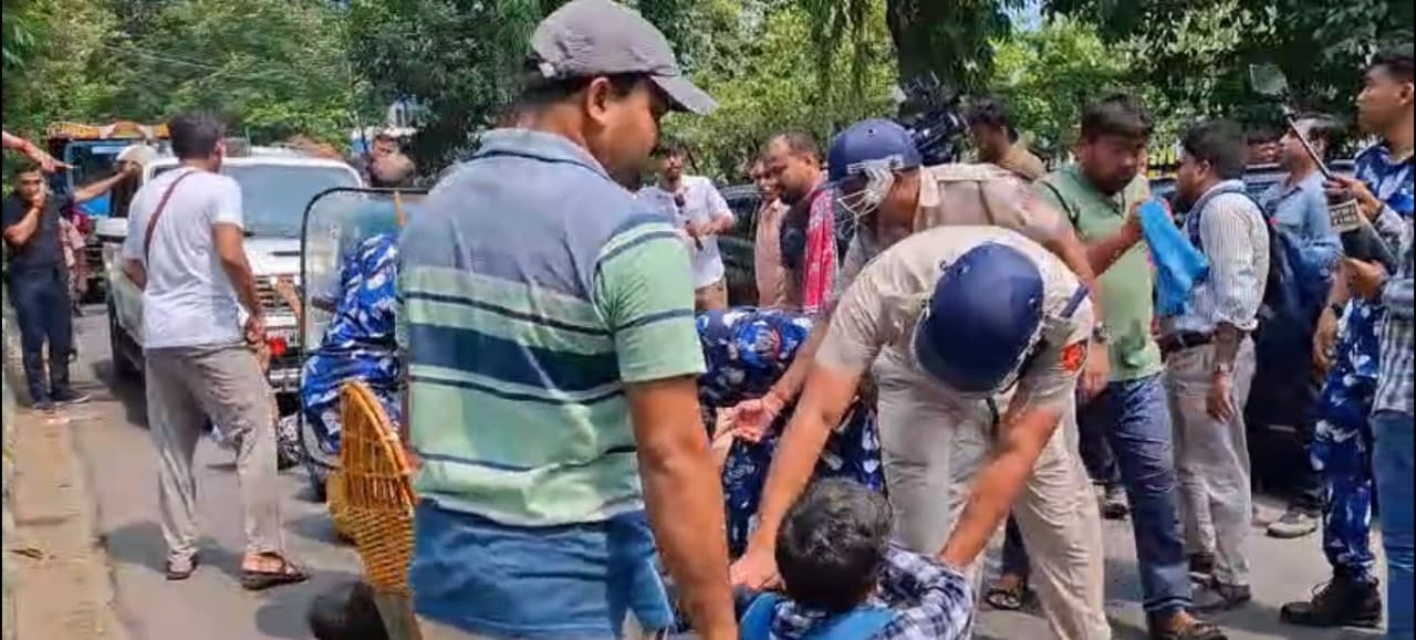 বিক্ষোভ অব্যাহত বিক্ষোভ অব্যাহত