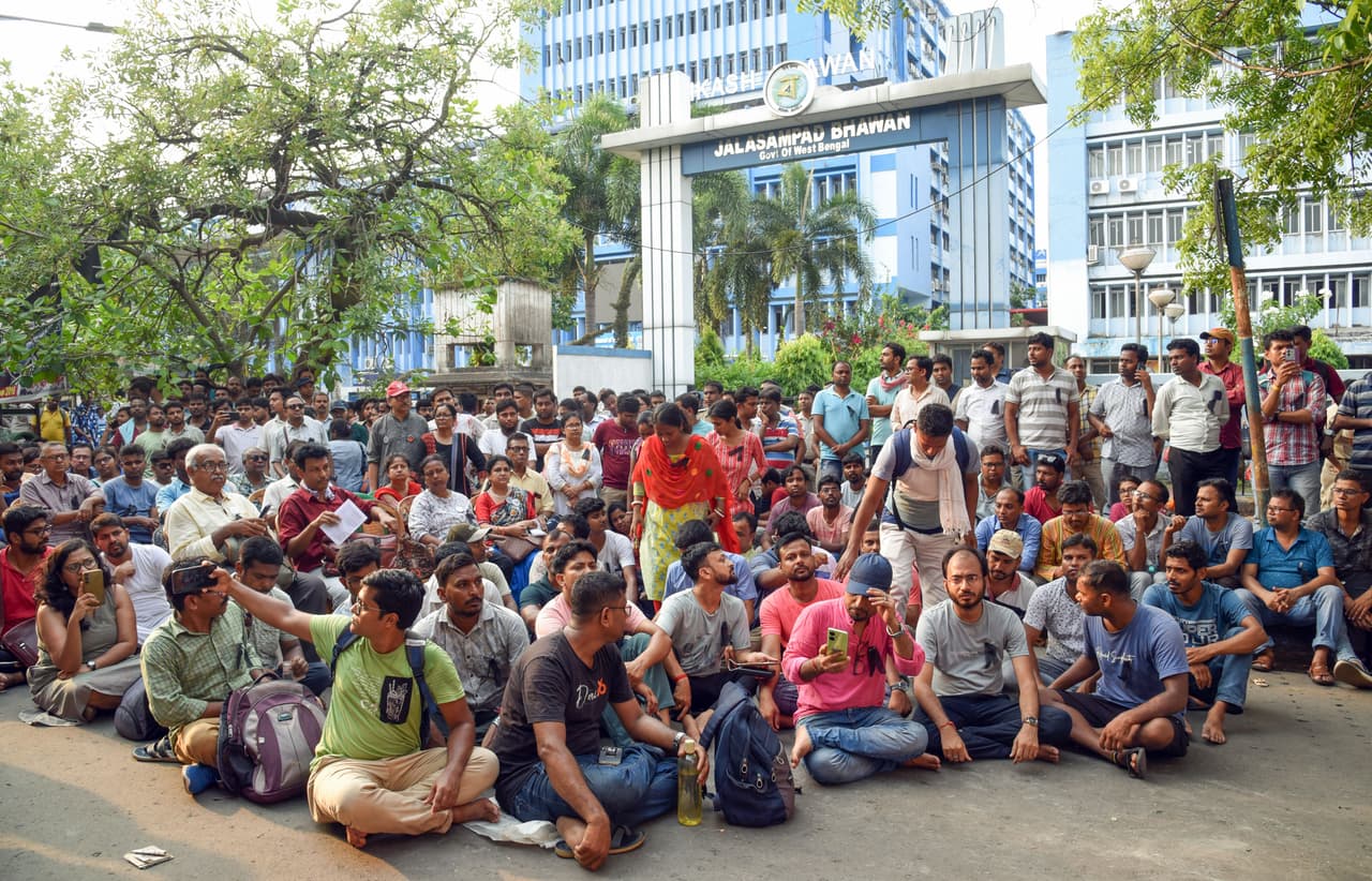 চকরিহারাদের অবস্থান অব্যাহত চকরিহারাদের অবস্থান অব্যাহত