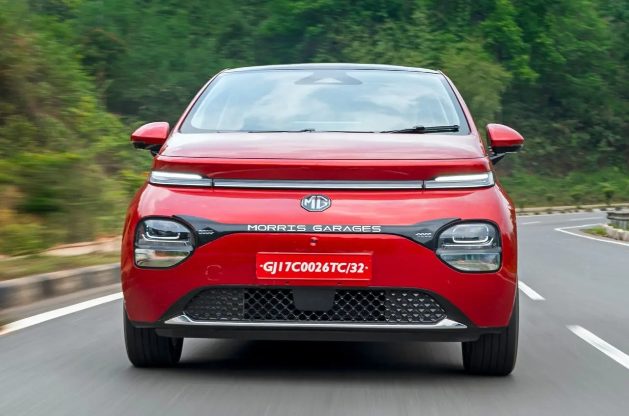 या इलेक्ट्रिक कारची झाली दमदार विक्री, ५० हजार लोकांनी खरेदी केलेल्या गाडीत काय आहे खास? या इलेक्ट्रिक कारची झाली दमदार विक्री, ५० हजार लोकांनी खरेदी केलेल्या गाडीत काय आहे खास?