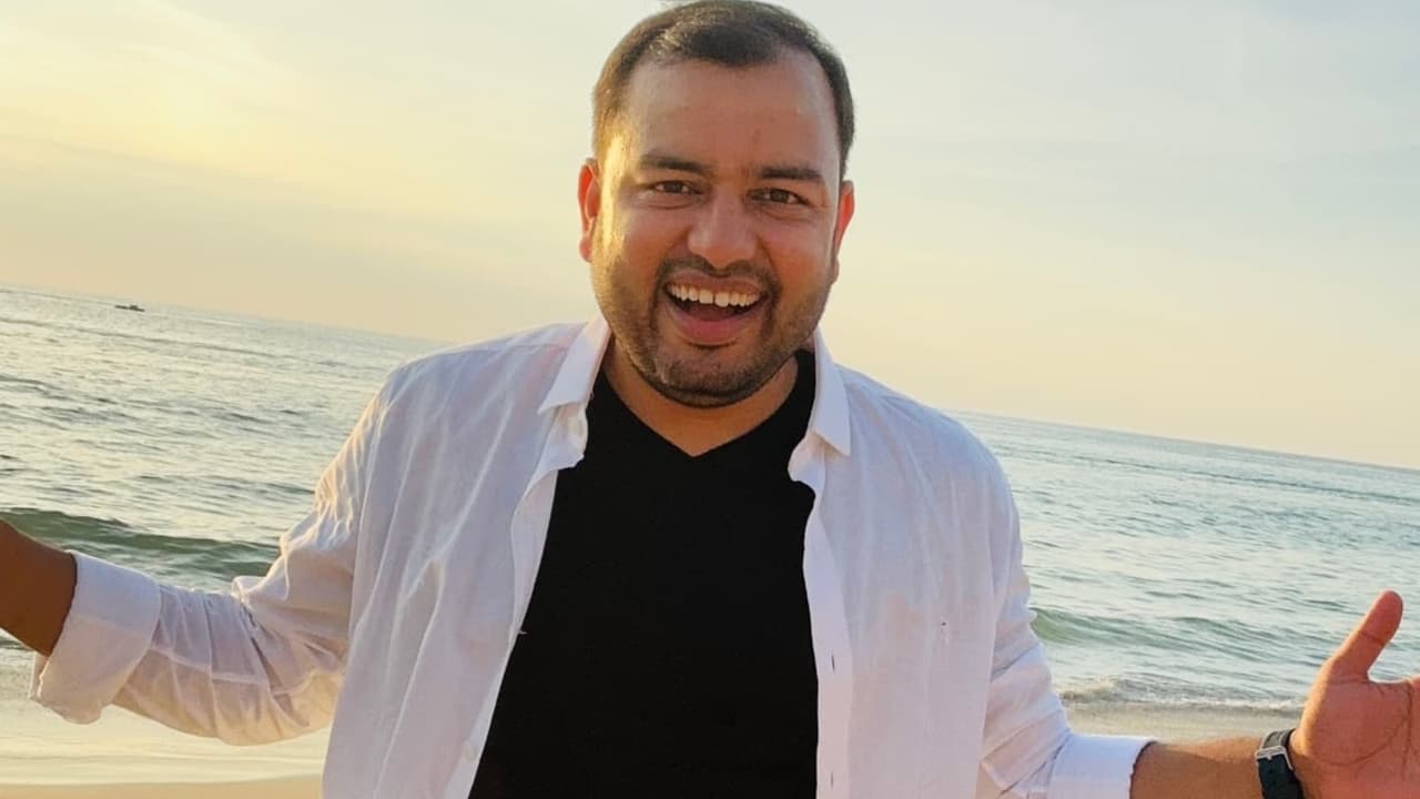 शाहरुख खानपेक्षा 'हा' शिक्षक सर्वात जास्त श्रीमंत, संपत्तीचा आकडा ऐकून येईल चक्कर शाहरुख खानपेक्षा 'हा' शिक्षक सर्वात जास्त श्रीमंत, संपत्तीचा आकडा ऐकून येईल चक्कर