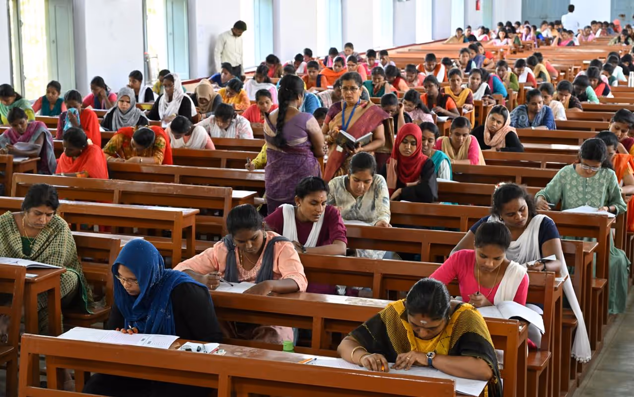 அரசு பணிக்காக காத்திருக்கும் இளைஞர்கள்