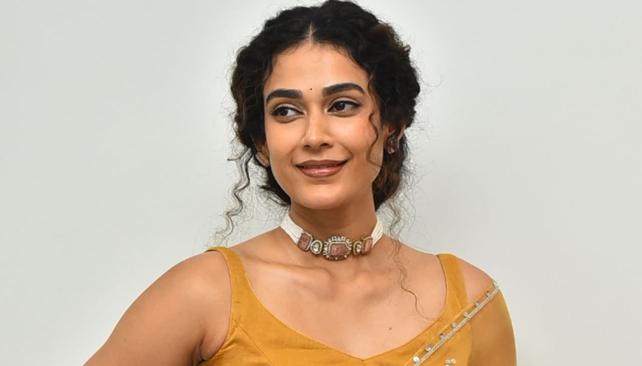 `షష్టిపూర్తి`తో తెలుగు ఆడియెన్స్ ముందుకు ఆకాంక్ష సింగ్‌