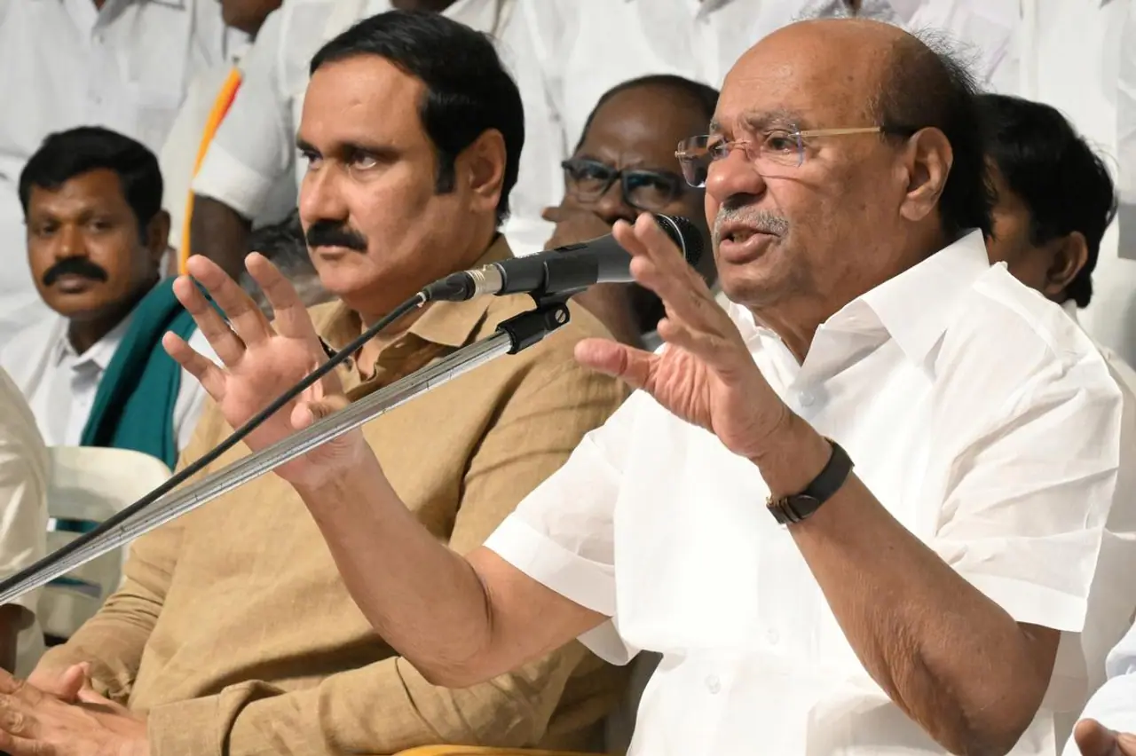 அதிகார போட்டியில் தந்தை மகன் மோதல்