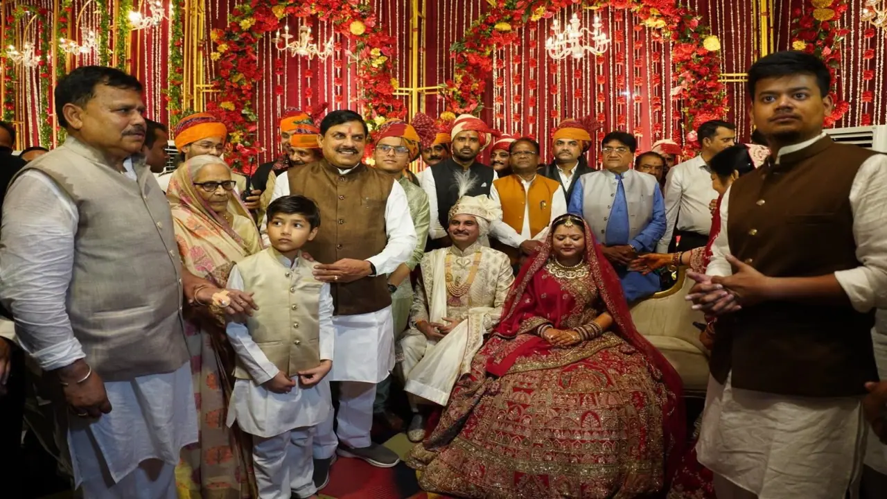 ग्वालियर में ऊर्जा मंत्री की बेटी की शादी में सीएम यादव की उपस्थिति ग्वालियर में ऊर्जा मंत्री की बेटी की शादी में सीएम यादव की उपस्थिति