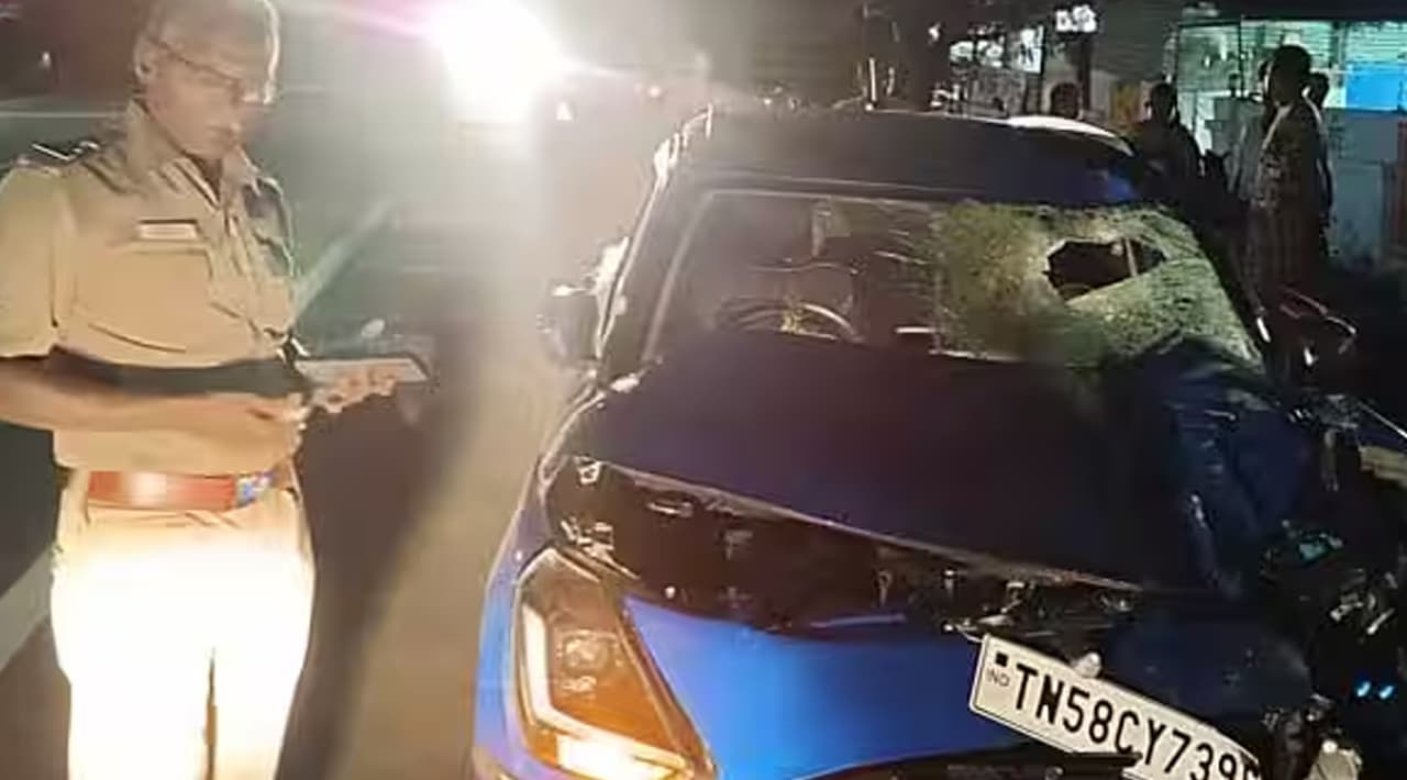 சாலையை கடக்க முயன்ற போது விபத்து சாலையை கடக்க முயன்ற போது விபத்து