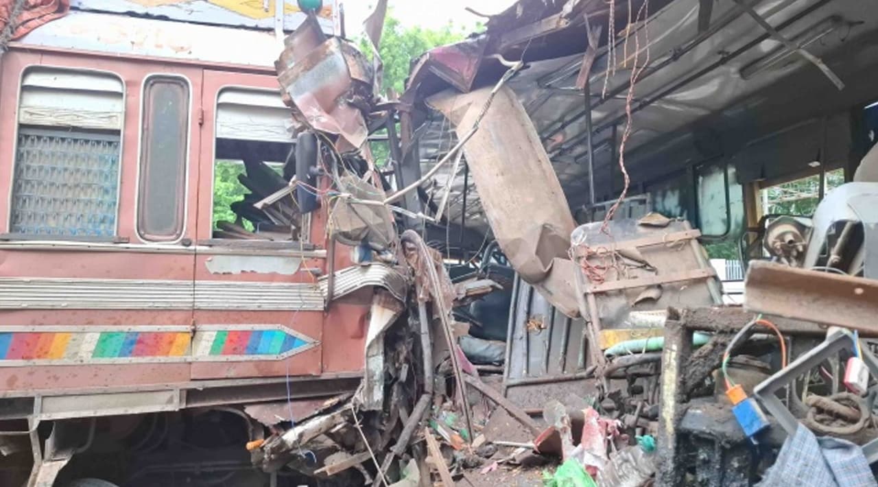 லாரி அரசு பேருந்து நேருக்கு நேர் மோதல்