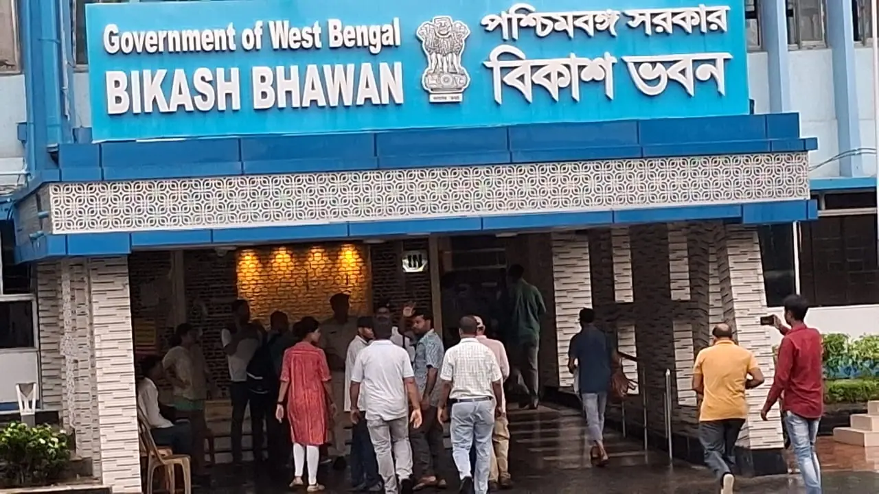 চাকরিহারাদের সঙ্গে বৈঠকে রাজ্য 