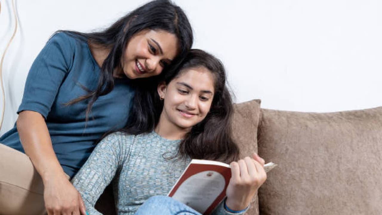 पॉजिटिव पेरेंटिंग क्या है? प्यार, समझ और भरोसे से बच्चों की परवरिश पॉजिटिव पेरेंटिंग क्या है? प्यार, समझ और भरोसे से बच्चों की परवरिश