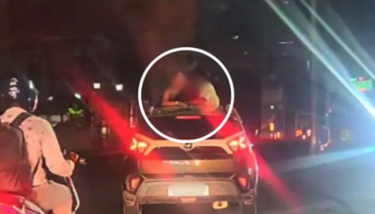 న‌డి రోడ్డుపై రొమాన్స్