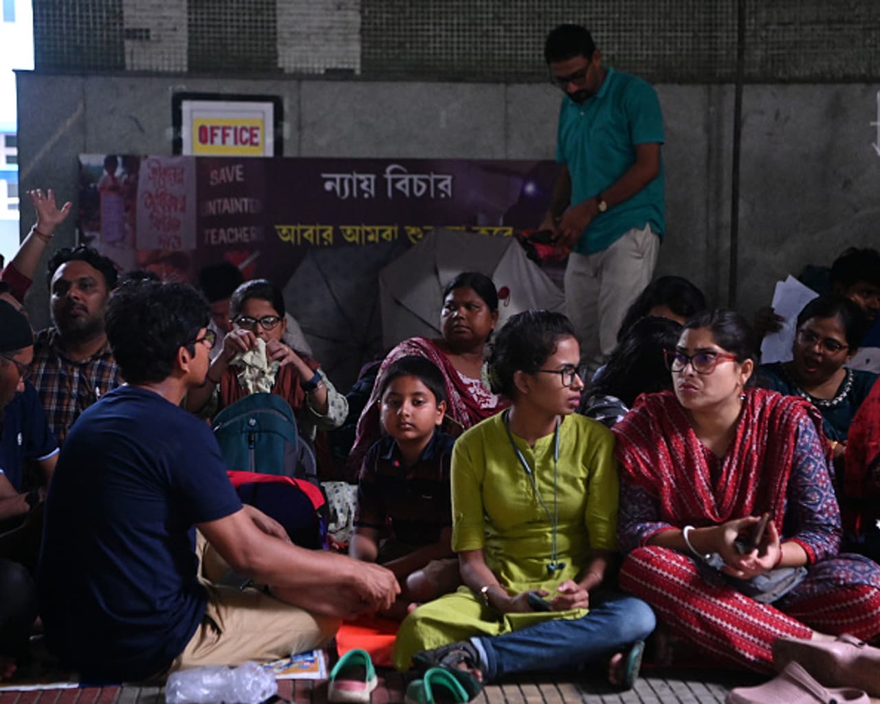 চাকরিহারা শিক্ষকদের মিছিল