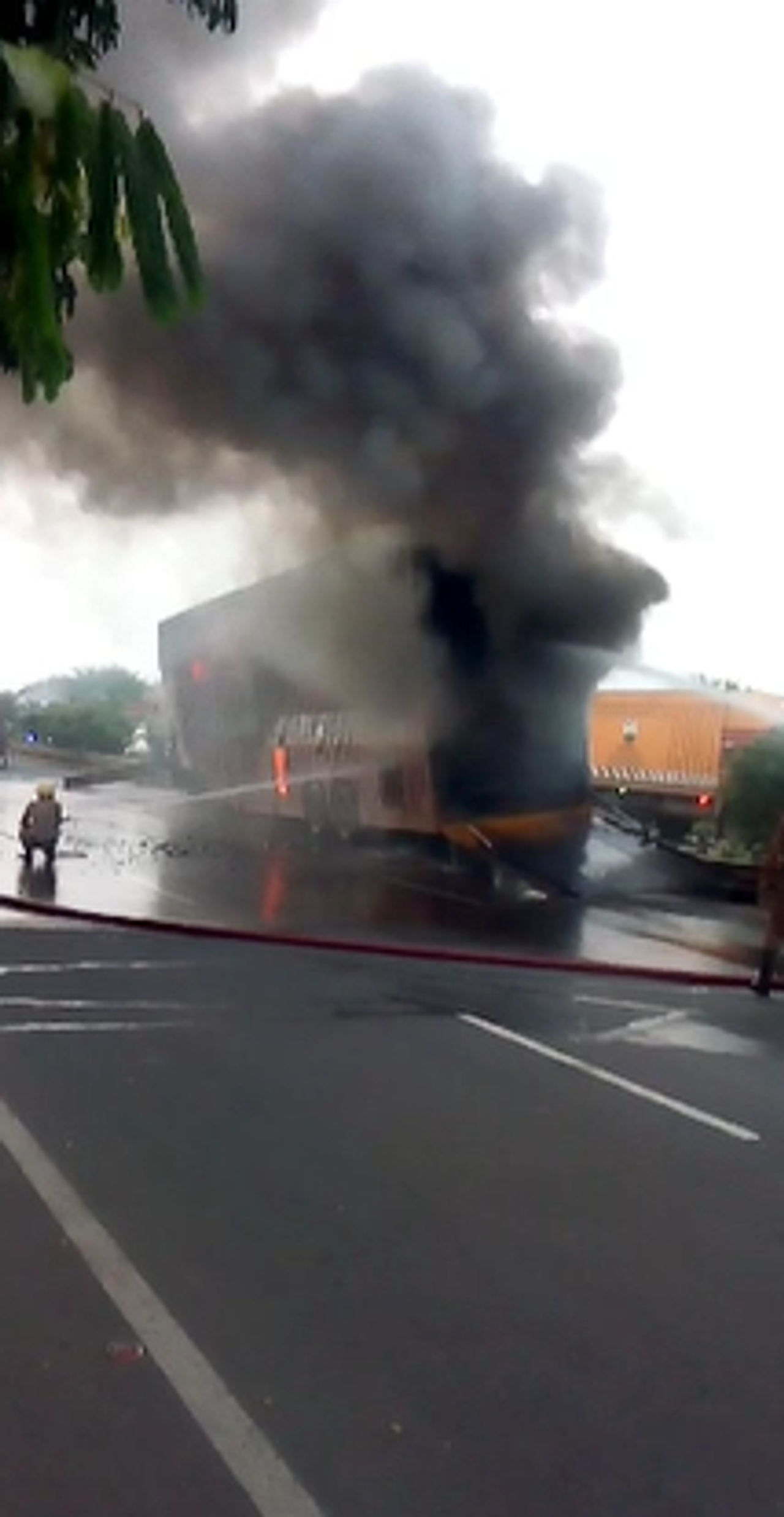 জাতীয় সড়কে দুর্ঘটনার কবলে কন্টেইনার জাতীয় সড়কে দুর্ঘটনার কবলে কন্টেইনার