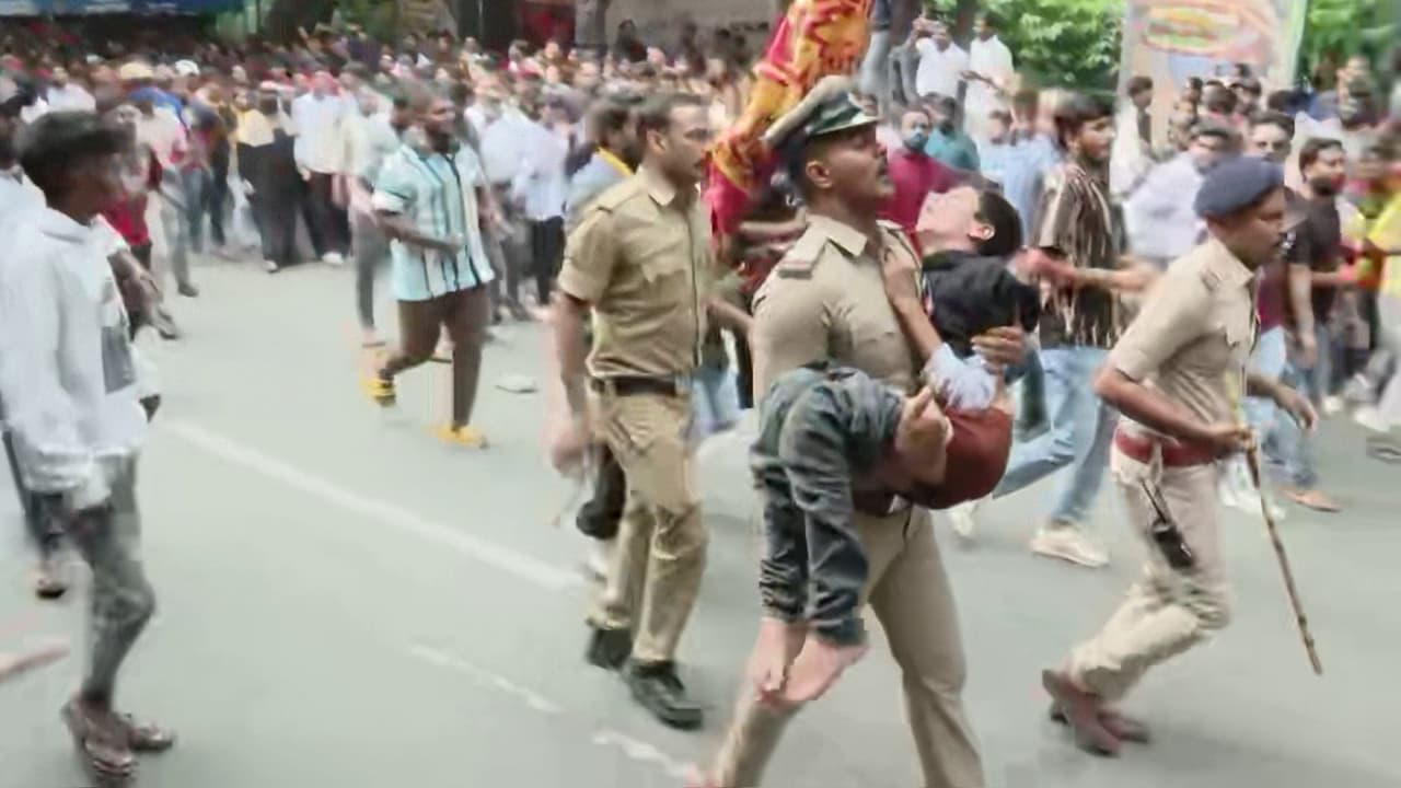 కన్నీటి వేదిక‌గా మారిన మారిన వేడుక