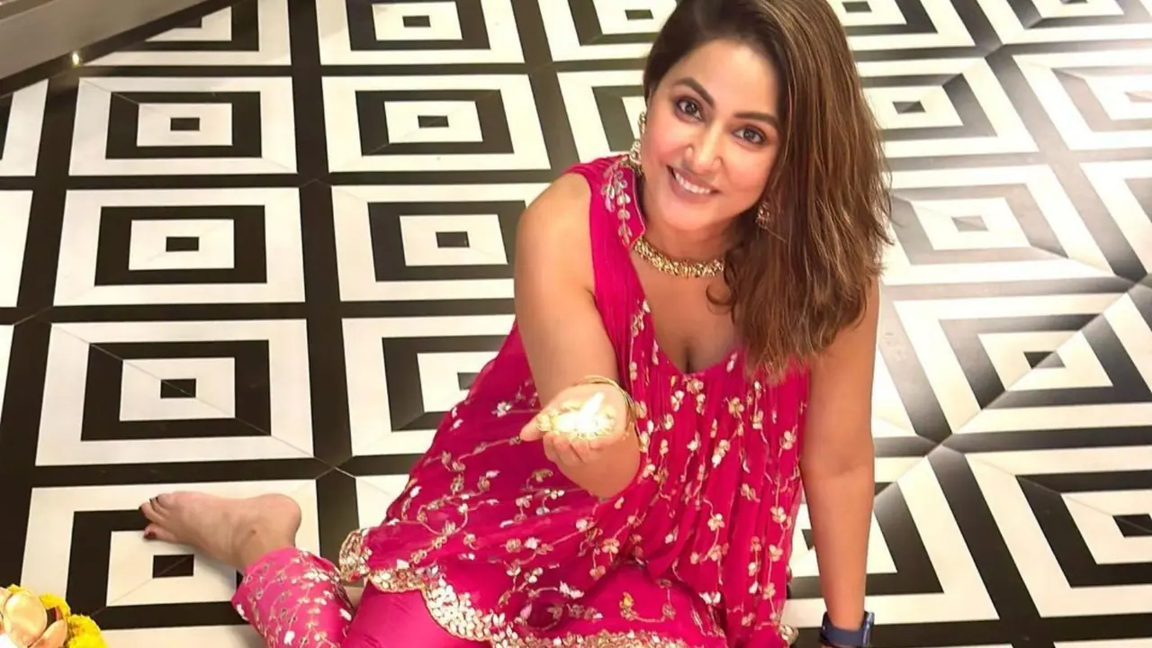 'या' अभिनेत्रीला सर्वांसमोर केलं किस, फोटो पाहून म्हणाल अरेच्चा तुलाच जमलं 'या' अभिनेत्रीला सर्वांसमोर केलं किस, फोटो पाहून म्हणाल अरेच्चा तुलाच जमलं