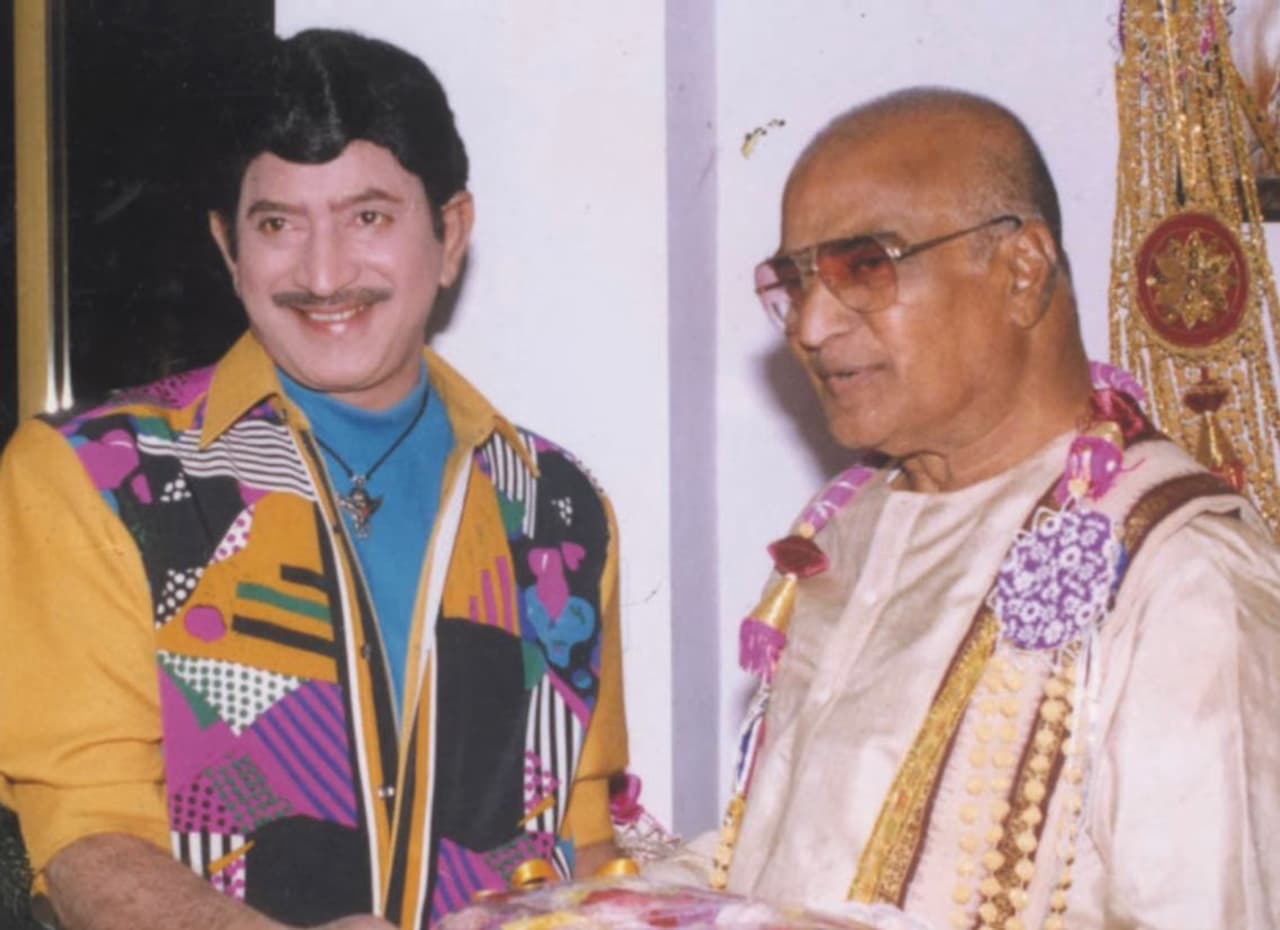 ೧೮ರ ಹರೆಯದಲ್ಲಿ ಕೃಷ್ಣ, ಎನ್.ಟಿ.ಆರ್ ಭೇಟಿ ೧೮ರ ಹರೆಯದಲ್ಲಿ ಕೃಷ್ಣ, ಎನ್.ಟಿ.ಆರ್ ಭೇಟಿ