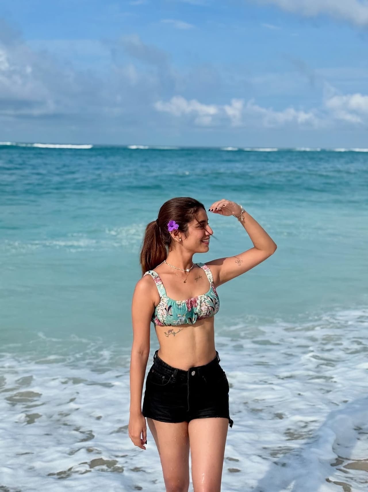 ప్రియా వారియర్ బీచ్ ఫోటోలు వైరల్ ప్రియా వారియర్ బీచ్ ఫోటోలు వైరల్