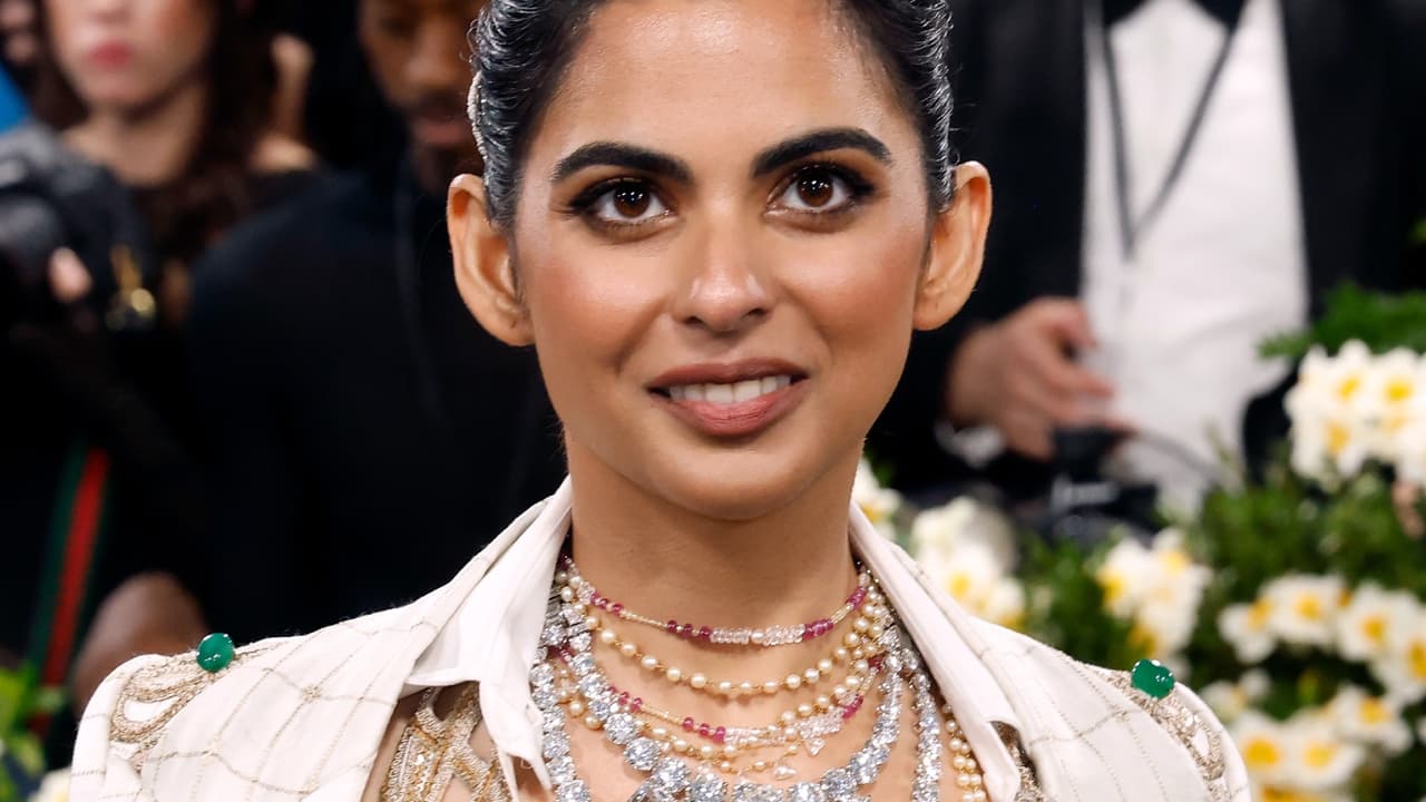 मुकेश अंबानी की बेटी ईशा अंबानी बन चुकी हैं एक सफल बिजनेसवुमन मुकेश अंबानी की बेटी ईशा अंबानी बन चुकी हैं एक सफल बिजनेसवुमन