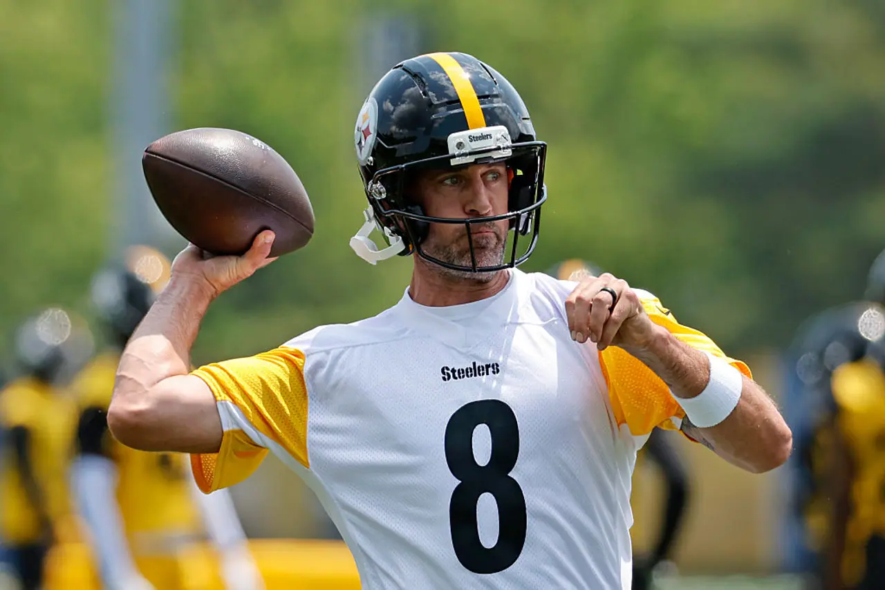 Aaron Rodgers Confirms Marriage, Keeps Wife's Identity Under Wraps Aaron Rodgers Confirms Marriage, Keeps Wife's Identity Under Wraps