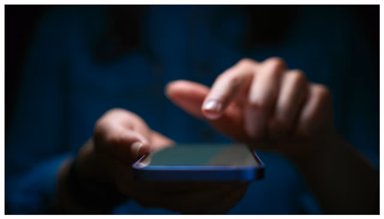 அவசர எச்சரிக்கை: போன் பேசும் போது இணையத்தை அணைக்கவும்! ஏன் உங்கள் போன் உளவு பார்க்கிறது?