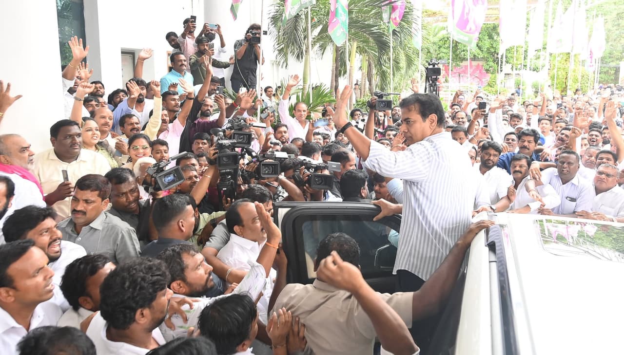 పుట్టినరోజు వేడుకలకు దూరంగా కేటీఆర్ పుట్టినరోజు వేడుకలకు దూరంగా కేటీఆర్