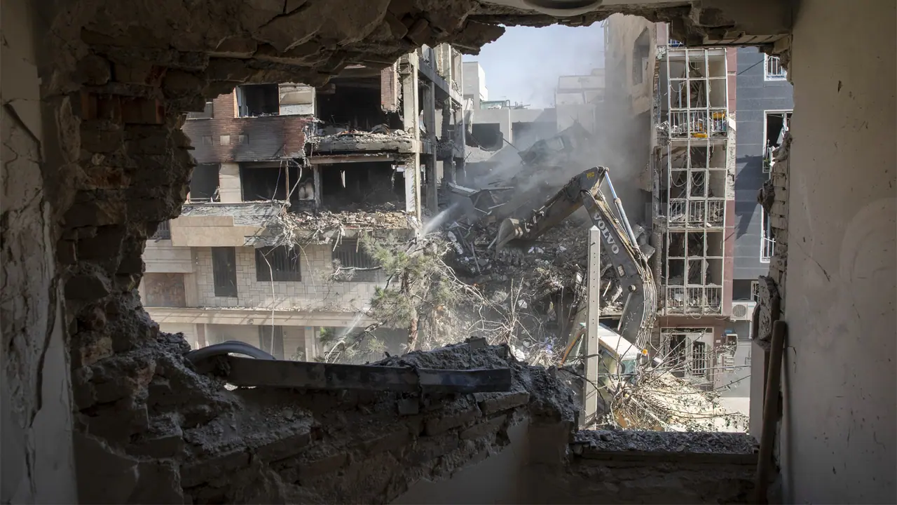 इजराइल ने ईरान के मिसाइल लॉन्चर्स से लदे ट्रकों को उड़ाया इजराइल ने ईरान के मिसाइल लॉन्चर्स से लदे ट्रकों को उड़ाया