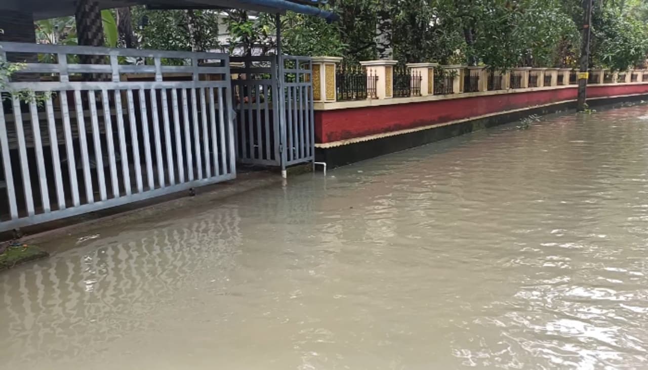 कोलकाता आणि सॉल्टलेक परिसरात पूरस्थिती, जनजीवन विस्कळीत